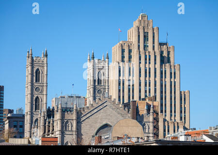 Skyline von Old Montreal, mit dem die Notre Dame Basilica vor, und ein Vintage stone Hochhaus im Hintergrund. Die Basilika ist die wichtigste cathedr Stockfoto