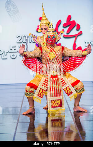 Thailändische Tänzerinnen, die den traditionellen Thai-Khon-Tanz auf dem Maskentanzfestival in Andong Südkorea darlegen Stockfoto