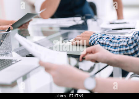 Hintergrund Bild eines Geschäftsmannes an seinem Schreibtisch sitzen Stockfoto
