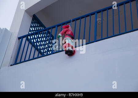 Stadt Paphos, Zypern. Gnome Spielzeug hängt auf dem Balkon. Reisebilder 2018, Dezember. Stockfoto