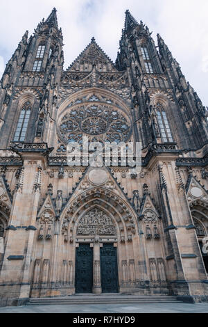 Die berühmten historischen St. Veitsdom in Prag in der Tschechischen Republik in Prag Schloss Innenhof im ersten Advent Weihnachten Zeit gelegen Stockfoto