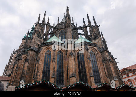 Die berühmten historischen St. Veitsdom in Prag in der Tschechischen Republik in Prag Schloss Innenhof im ersten Advent Weihnachten Zeit gelegen Stockfoto