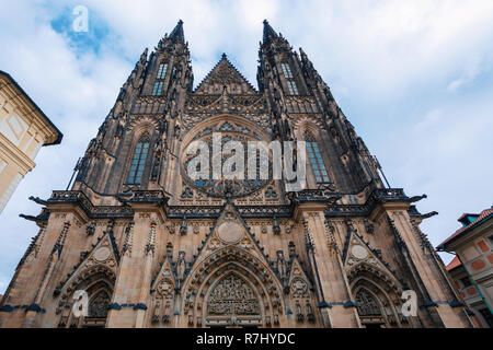 Die berühmten historischen St. Veitsdom in Prag in der Tschechischen Republik in Prag Schloss Innenhof im ersten Advent Weihnachten Zeit gelegen Stockfoto