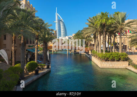 DUBAI, VAE - 12 Nov, 2018: Blick auf das Burj Al Arab Hotel von Madinat Jumeirah Hotels. Madinat ist ein luxuriöses Resort mit Hotels und Souk abdecken Stockfoto