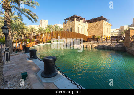 DUBAI, VAE - 12 Nov, 2018: arabische Architektur in Dubai Souk Madinat Jumeirah Stockfoto