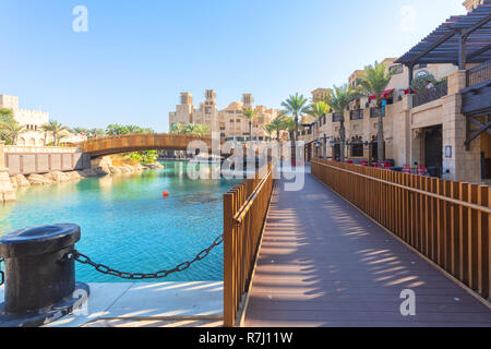 DUBAI, VAE - 12 Nov, 2018: arabische Architektur in Dubai Souk Madinat Jumeirah Stockfoto