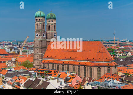 Malerische Stadtbild mit der berühmten Münchner Dom, auch als Kathedrale Unserer Lieben Frau (Frauenkirche), eine Kirche und Wahrzeichen von München... Stockfoto