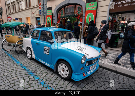 Prag, tschechische Republik - 8. Dezember 2018: Die berühmten historischen Auto Trabant auf der Straße im Advent Weihnachten. Betrachter ist ein beliebter Kunststoff Auto von easte Stockfoto