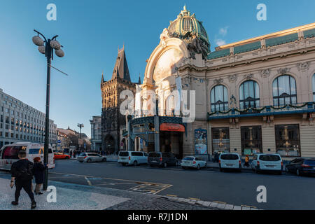 Prag, tschechische Republik - 8. Dezember 2018: das Gemeindehaus, Tschechische Obecni Dum ist ein marodes Gebäude, in dem Smetana Hall, ein feiern Veranstaltungsort für Konzerte. Stockfoto