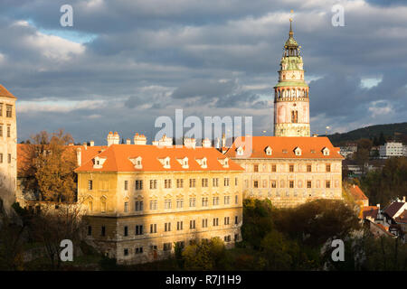 Schloss in Cesky Krumlov Stadt mit sehr dramatischen Blitz Stockfoto
