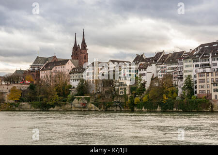 Rhein Ufer in Basel, Schweiz während der trübe Herbst Tag Stockfoto