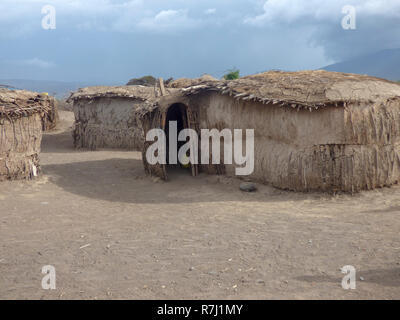 Afrika, Tansania, Schlamm und Stroh Wohnung in einem Maasai Stammes Dorf eine ethnische Gruppe von Halbnomaden Stockfoto