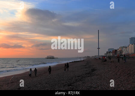 BRIGHTON, East Sussex, England, Großbritannien - 13 November 2018: Personen, die die Farben der Sonnenuntergang am Strand von Brighton. Stockfoto