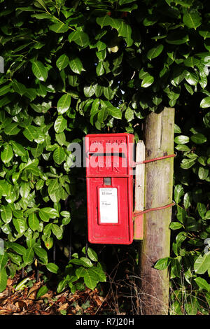 Eine alte rote Post Box in der englischen Landschaft. Stockfoto