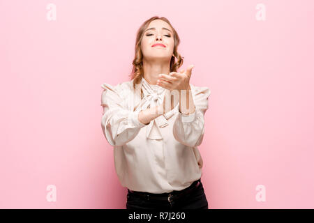 Porträt der glückliche junge geschäftsfrau Händeklatschen über rosa Hintergrund isoliert Stockfoto