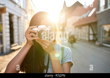 Junge asiatische Frau Bilder in der Stadt Stockfoto