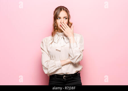 Ernsthafte unglücklich weiblichen ansprechend Aussehen hat, nachdem er mit der Person Streit traurig, Stirnrunzeln, das Gesicht in Unzufriedenheit, über Pink Studio Hintergrund isoliert. Die negative Emotionen Konzept Stockfoto