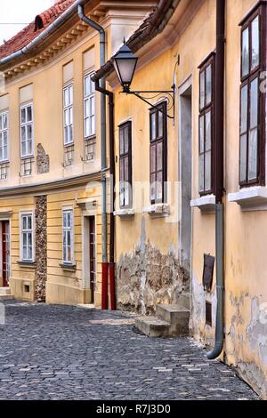 Köszeg, Ungarn - Stadt im Landkreis Vas. Altstadt gasse. Stockfoto