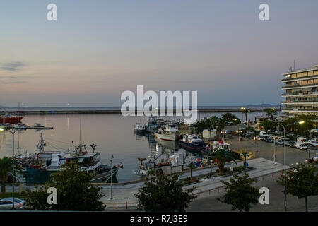 Kavala Hafen Pier, Osten Mazedonien, Griechenland bei Sonnenuntergang Stockfoto