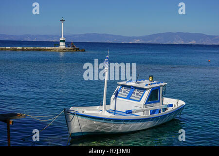 Kleines Fischerboot an einer Pier in Kavala Hafen Pier, Osten Mazedonien, Griechenland Stockfoto