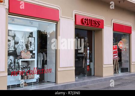 NOVI SAD, Serbien - 14. August: Guess Fashion Store am 14. August 2012 in Novi Sad, Serbien. Das Unternehmen verfügt über 484 Filialen und einem Umsatz von 1,19 Milliarden Euro Stockfoto