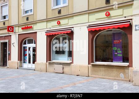 SZOMBATHELY, Ungarn - 10. August: Vodafone Telefon Company Store am 10. August 2012 in Szombathely, Ungarn. Vodafone steuert 22.84 % des Ungarischen m Stockfoto