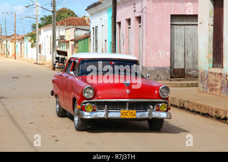 REMEDIOS, Kuba - 20. Februar: Man Antriebe alten amerikanischen Autos am 20. Februar 2011 in Remedios, Kuba. Neue änderung im Gesetz erlaubt Kubaner Autos zu handeln. Autos Stockfoto