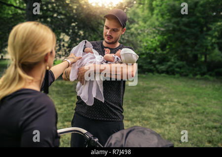 Junge Eltern genießen Sie einen Tag im Freien mit ihren baby boy Stockfoto