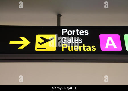 Flughafen Valencia, Spanien - Anmeldung zu Gates in Valencia, englischer und spanischer Sprache Stockfoto