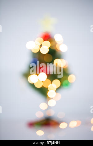 Bunte unscharf Weihnachtsbaumbeleuchtungen. Weihnachten Hintergrund Stockfoto