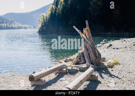 Sticks gefaltet zu einem Brand auf dem See Stockfoto