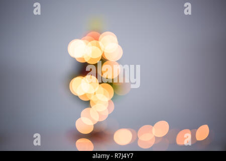 Bunte unscharf Weihnachtsbaumbeleuchtungen. Weihnachten Hintergrund Stockfoto