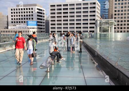 NAGOYA, JAPAN - 3. Mai: die Menschen besuchen 21 Architektur Oase Komplex am 3. Mai in Nagoya, Japan 2012. Oase 21 hat mehrere Auszeichnungen erhalten, darunter IESNA gewann ein Stockfoto