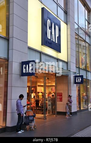 NAGOYA, JAPAN - 3. Mai: die Menschen besuchen Gap Store am 3. Mai in Nagoya, Japan 2012. Modehaus Lücke besteht seit 1969, hat 3,076 Stores weltweit und Stockfoto
