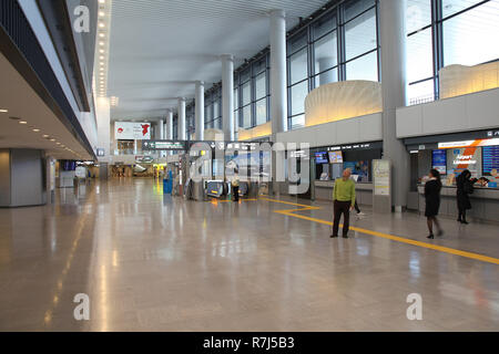 TOKYO - 12. April: Passagiere gehen am 12. April 2012 im Internationalen Flughafen Narita, Tokio. Narita war der 2 verkehrsreichsten Flughafen in Japan und 50 busie Stockfoto