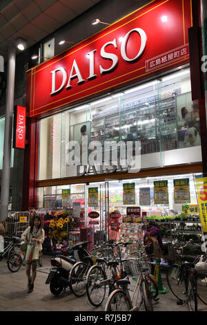 HIROSHIMA, Japan - 21. April: Kunden besuchen Daiso store am 21. April 2012 in Hiroshima, Japan. Daiso ist die größte Franchise von '100-yen-shops" mit Stockfoto