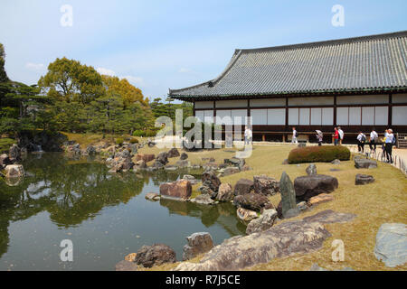 KYOTO, Japan - 19. April: Touristen besuchen das Schloss Nijo am 19. April in Kyoto, Japan 2012. Alte Kyoto ist ein UNESCO-Weltkulturerbe und wurde von Al besucht. Stockfoto