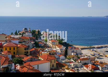 Blick auf die Stadt und das Meer aus der byzantinischen Festung in der Altstadt von Kavala, Mazedonien, Griechenland Stockfoto