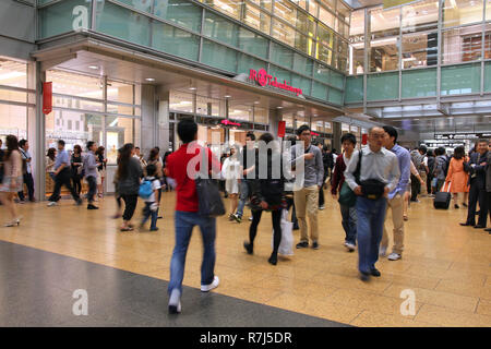 NAGOYA, Japan - 28. April: Reisende schnell am Bahnhof Nagoya am 28. April 2012 in Japan. Es besteht seit 1886 und ist einer der größten der Welt s Stockfoto