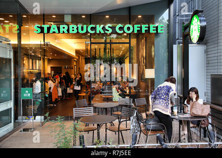 NAGOYA, JAPAN - 3. Mai: die Menschen besuchen Starbucks Coffee am 3. Mai 2012 in Nagoya, Japan. Starbucks ist der größte Kaffeehaus Unternehmen in der Welt, mit Stockfoto