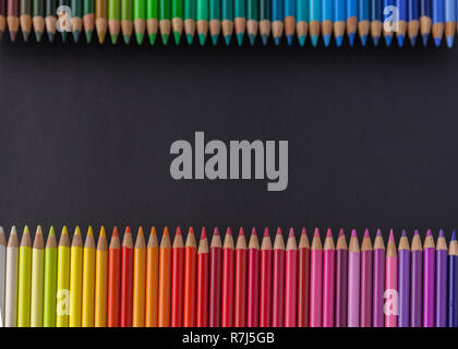 Satz von Buntstifte von kalten Tönen auf einem schwarzen Hintergrund. Mock-up Stockfoto