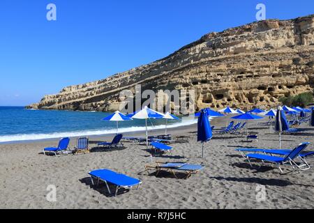 Küste der Insel Kreta in Griechenland. Kiesstrand von berühmten Matala. Es gibt alte Neolithische Höhlen in den Kalkfelsen. Stockfoto