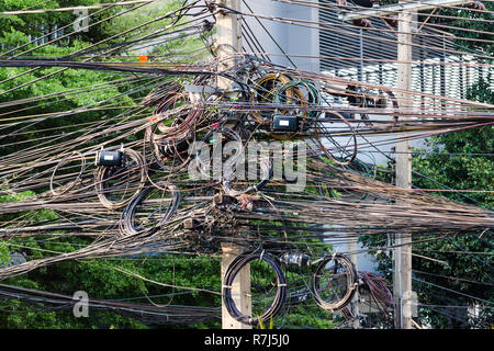 Utility Pole mit vielen verschränkten elektrische Leitungen, Chiang Mai, Thailand Stockfoto