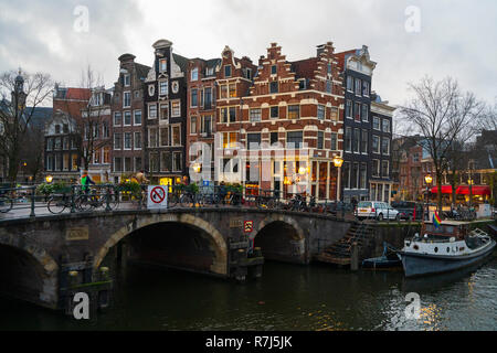 Abendlicher Blick von der Brouwersgracht und Prinsengracht Grachten in Amsterdam, Niederlande Stockfoto