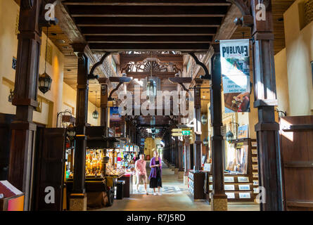 Touristen, die in der Souk Madinat Jumeirah in Dubai Stockfoto