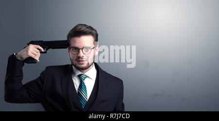 Junge verloren Geschäftsmann Mann seinen Kopf schießen mit Gewehr Stockfoto