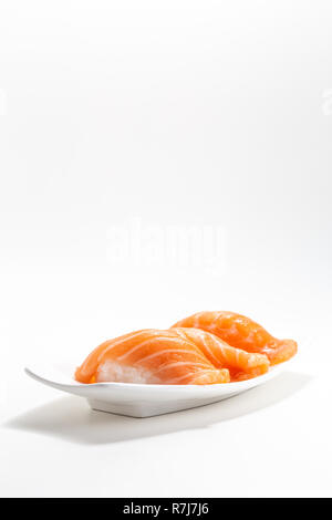 Lachs mit Sushi am whtie Platte auf weißem Hintergrund Stockfoto