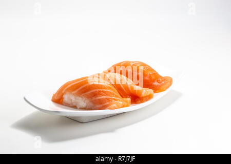 Lachs mit Sushi am whtie Platte auf weißem Hintergrund Stockfoto