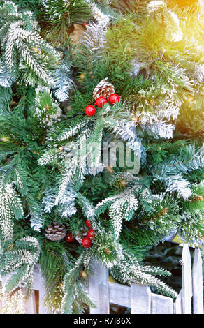 Weihnachtsbaum im Freien mit Dekorationen Stockfoto