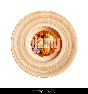 Quark Knödel in gerösteten Mandel-, Johannisbrot- Pulver mit warmem Honig auf weißem Hintergrund Stockfoto